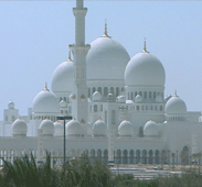 رحلة إيمانية تحمل الصائمين من قلب أبوظبي بحفاوة وترحاب إلى جامع الشيخ زايد