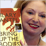 الكاتبة البريطانية هيلاري مانتل تفوز بجائزة البوكر لعام 2012