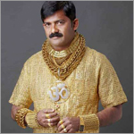 هندي يشتري قميصًا من الذهب لمُغازلة النساء