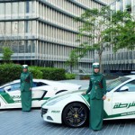 بالصور…الشرطة النسائية في دبي تتسلم «فيراري»