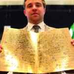 «قرآن ذهبي» وأصغر كتاب في العالم بــ «أبوظبي للكتاب»