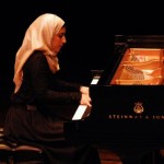 شابة بحرينية في مهرجان عالمي لعازفي البيانو