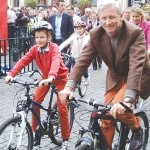 ملك بلجيكا يقود دراجته في يوم من دون سيارات ببروكسل