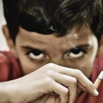اختصاصيون: يتمرد المراهق بـ «التدخين».. والأب المدخن قدوة لابنه