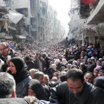 الصورة تحكي: سكان مخيم اليرموك المحاصر في دمشق ينتظرون المساعدات
