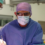طبيب لبناني يجري جراحة بالاستعانة بنظارة جوجل