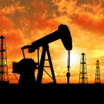 النفط يهبط مجدداً بفعل خفض سعودي للأسعار وبرنت ينزل عن 70 دولاراً