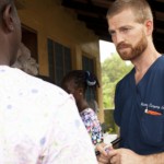 طبيب أميركي مصاب بفيروس ايبولا يعود لبلاده للعلاج