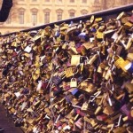 العشاق يحبطون حملة لإنقاذ جسور باريس من «أقفال الحب»