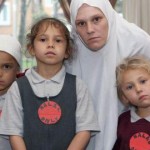 عائلة ترسل أولادها للمدرسة بقمصان «حلال فقط»
