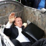 حشد غاضب يرمي نائباً أوكرانياً في صندوق قمامة