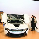 سيارة «BMW i8» الهجينة القابلة للشحن بالكهرباء تخطف الأضواء في معرض أكسس
