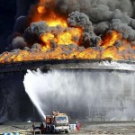 ليبيا تتعاقد مع شركة أمريكية لإطفاء حرائق الصهاريج