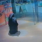 شرطة أبوظبي تبحث عن مشتبه به طعن امرأة حتى الموت