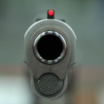 طفل أمريكي في الثانية من عمره يقتل أمه بمسدسها