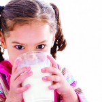 كوبان من الحليب مثاليان للأطفال في مرحلة ما قبل المدرسة