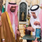 الملك يقلد القنصل السعودي في عدن وسام الملك عبدالعزيز من الدرجة الثالثة