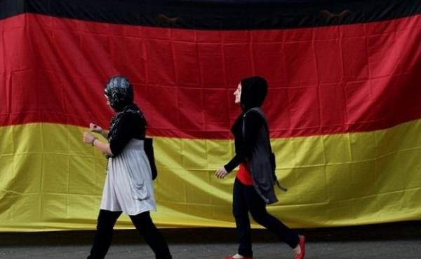 غالبية الشباب بألمانيا يؤيدون ارتداء المدرسات المسلمات للحجاب
