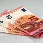 هبوط قياسي لليورو وصعود الدولار