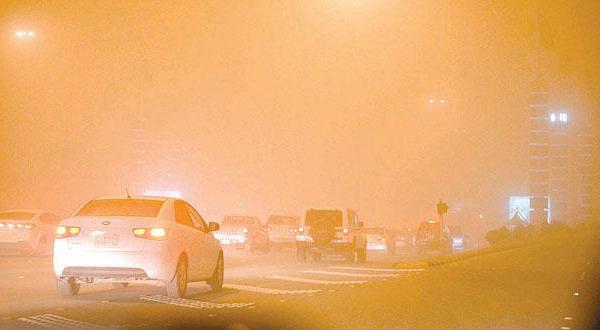 موجة غبار عاتية تجتاح الرياض.. والسلطات تعلق الدراسة