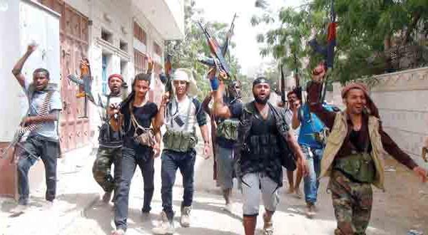 عدن تحت قصف قوات صالح والحوثيين.. ومصادر تصف ما يجري بـ«المجازر»