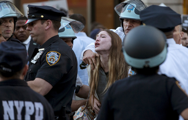 شرطة نيويورك تقبض على 60 شخصا خلال مشاركتهم في احتجاجات