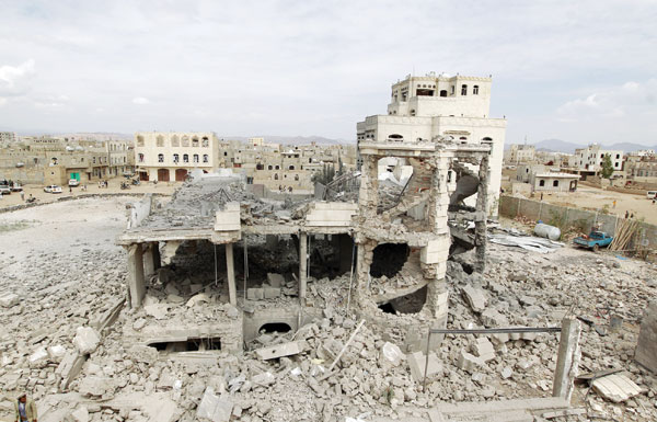 احتدام المعارك في اليمن والتحالف يكثف غاراته