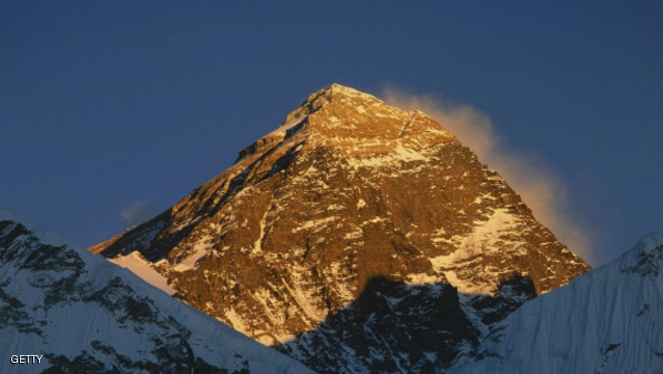 زلزال نيبال يقصِّر “قمة العالم”