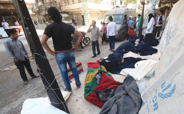 «البراميل» تقتل عشرات في حلب… والمعارضة تواصل معارك إدلب