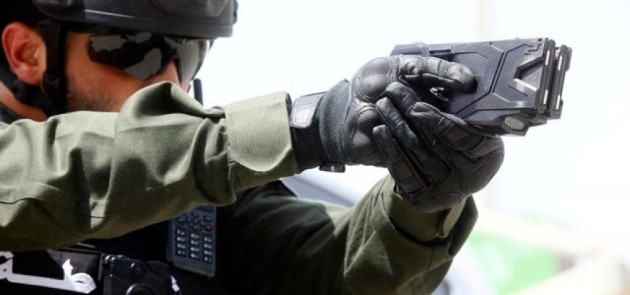 شرطة أبوظبي تستعين بجهاز «التيزر» لتعزيز الأمن