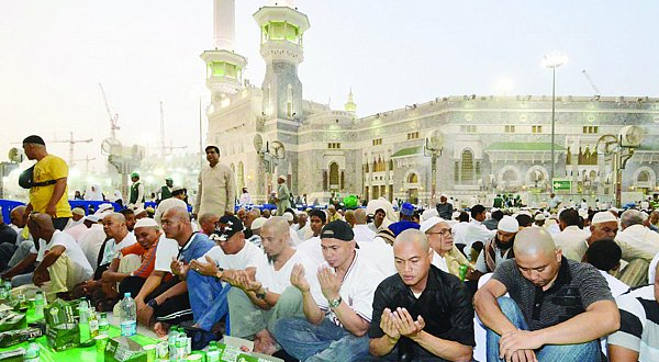 أكبر مائدة في العالم تجمع زوار المسجد الحرام