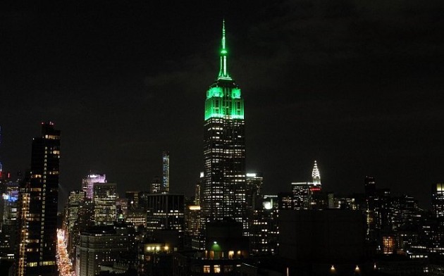إضاءة مبنى امباير ستايت باللون الأخضر احتفالاً بعيد الفطر