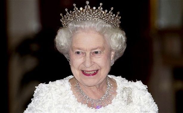 صورة الملكة إليزابيث تؤدي التحية النازية تثير أزمة في بريطانيا