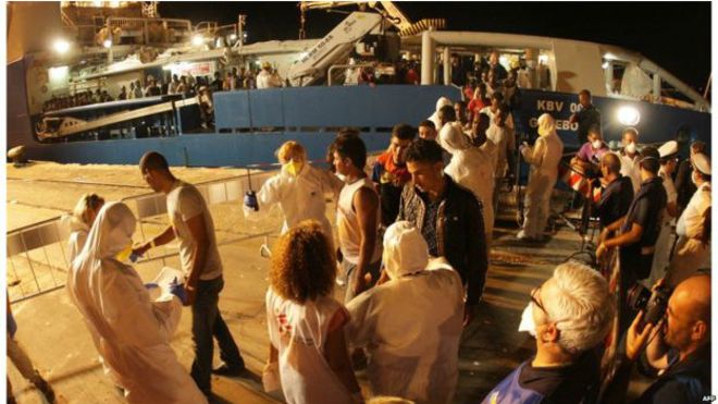 مخاوف من مقتل مئات المهاجرين جراء انقلاب قاربين قبالة السواحل الليبية