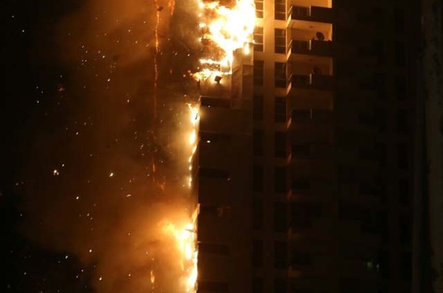 حريق يلتهم برجاً سكنياً في عجمان