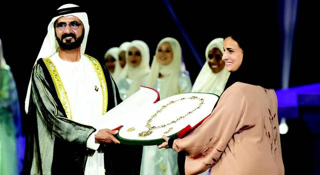رئيس الدولة يمنح فاطمة بنت مبارك وسام الشيخ زايد