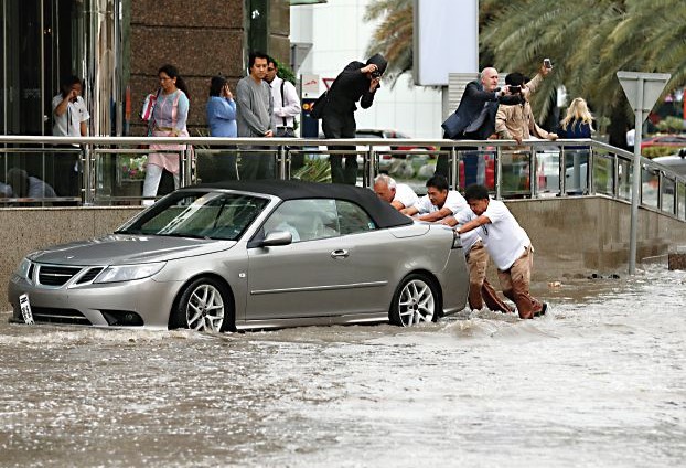 الطقس العاصف زائر «ثقيل الظل» في الإمارات
