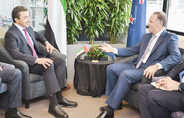 عبدالله بن زايد ورئيس وزراء نيوزيلندا يبحثان العلاقات الثنائية