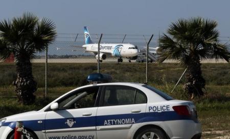 مسؤول قبرصي: ما بين 15 و20 شخصا يعتقد أنهم ما زالوا على متن الطائرة المخطوفة