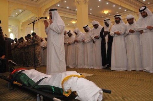نائب حاكم الشارقة يؤدي صلاة الجنازة على جثمان شهيد الوطن محمد الحمودي