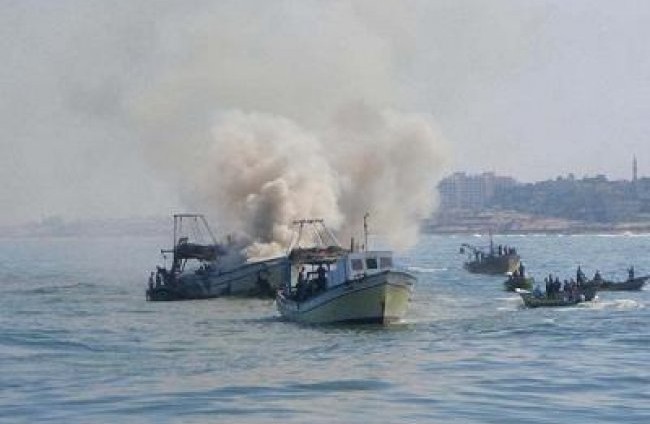 غزة.. الاحتلال يغرق مركبا للصيادين ويطلق النار على شابين شرق رفح