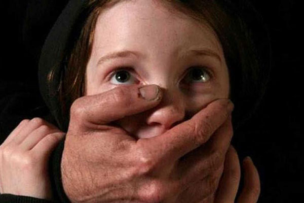قائمة سوداء بأسماء المعتدين على الأطفال لمنع اقترابهم من الصغار في الإمارات