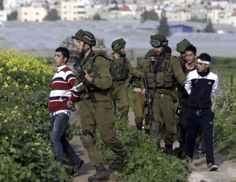 الاحتلال يعتقل 16 فلسطينياً ومستوطنوه يدنسون الأقصى