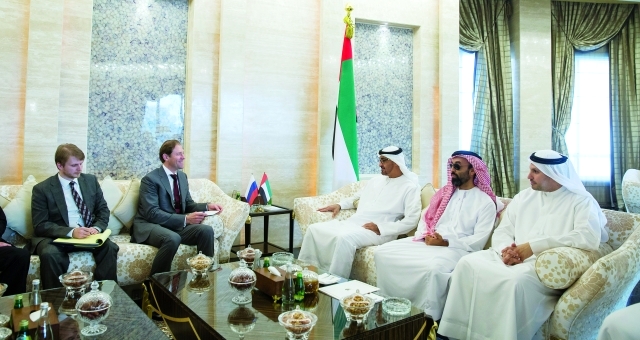 محمد بن زايد ووزير الخارجية القطري يبحثان التطورات الإقليمية والدولية