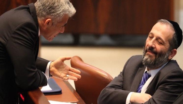 التحقيق مع وزير داخلية اسرائيل زعيم حزب شاس بقضايا فساد ورشوة