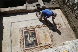 اكتشاف لوحة فسيفسائية رومانية “تدعو للمرح” في تركيا