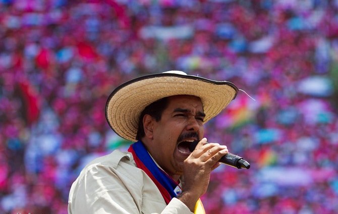 رئيس فنزويلا يدعو أنصاره للتمرد والإضراب في حال إقالته