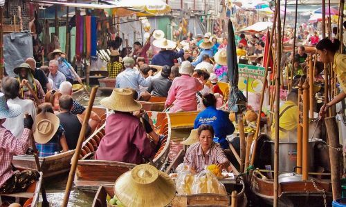 «الأسواق العائمة» تقليد يجذب التجار وسياح العالم