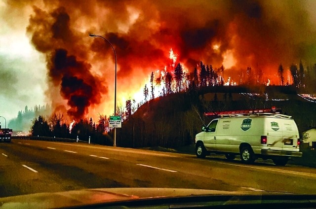 النيران تلتهم مدينة كندية وإجلاء سكانها
