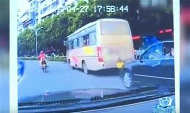 بالفيديو – لحظة سقوط طفلة من «نافذة» حافلة في شارع !